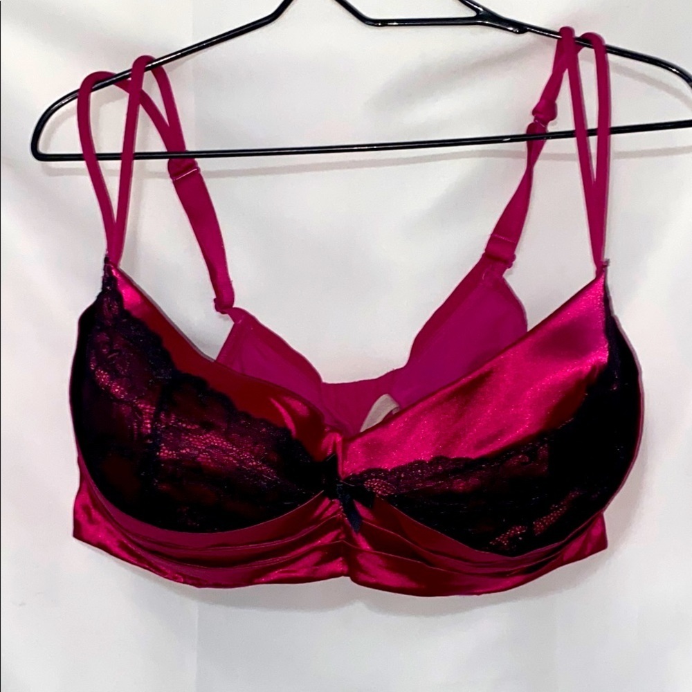 Cacique Intimates Wo size 48 D Fuchsia and‎ Black Lace pleated accent Satin Bra.